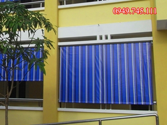 Vì sao nên chọn bạt cuốn tự hãm che nắng mưa