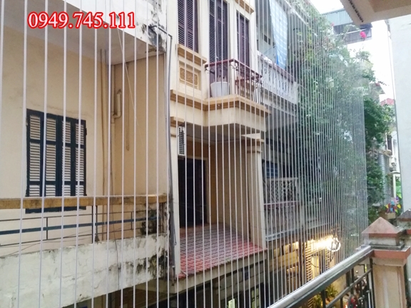 Lắp lưới bảo vệ ở Bãi Cháy